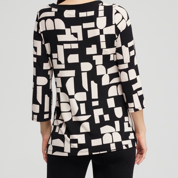 NWT Chico’s Travelers Block Back and Cream Print Split Neck Blouse Size 2 - Picture 3 of 11